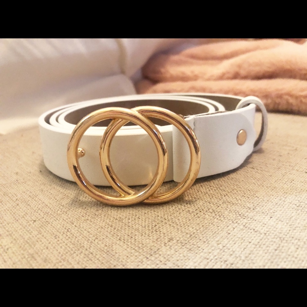 NWB WHITE LOOP BELT